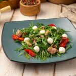 Салат с тунцом и шариками моцарелла